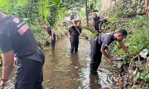Satbrimob Polda Jateng serentak kerja bakti pulihkan kebersihan sungai dan taman kota