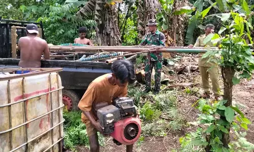 Personel TMMD Ke-127 Kodim 1514/Morotai pasang mesin bor air di Desa Falila