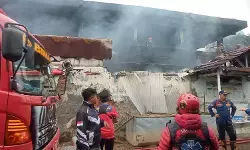 Kebakaran landa Pasar Rebo Purwakarta, 50 kios ludes dilalap api