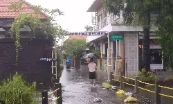 Aliran sungai meluap genangi permukiman warga di Denpasar Bali