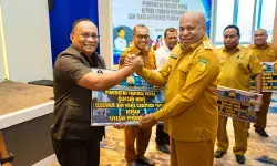 Gubernur Papua salurkan Rp5,75 miliar dana hibah bagi lembaga keagamaan dan sekolah perintis Gubernur Papua salurkan Rp5,75 miliar dana hibah bagi lembaga keagamaan dan sekolah perintis