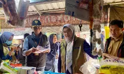 Sidak Pasar Pahing, Bulog Kediri pastikan harga beras dan MinyaKita stabil
