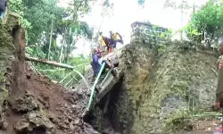 Jembatan penghubung dua desa di Ngawi putus akibat banjir bandang Jembatan penghubung dua desa di Ngawi putus akibat banjir bandang