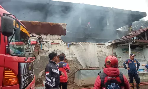 Kebakaran landa Pasar Rebo Purwakarta, 50 kios ludes dilalap api