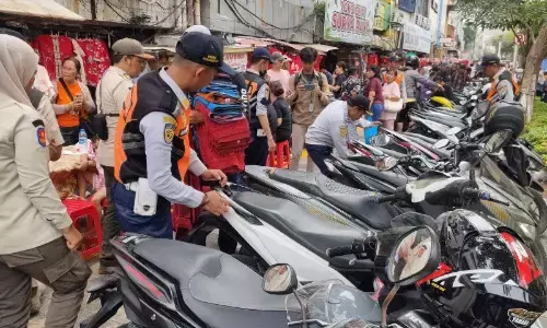 Puluhan motor parkir liar terjaring operasi cabut pentil di Glodok