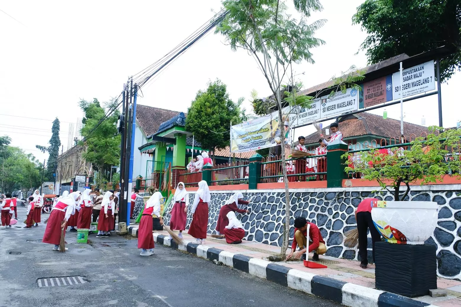Antusias warga Kota Magelang ikut aksi bersih serentak HPSN 2026 Antusias warga Kota Magelang ikut aksi bersih serentak HPSN 2026