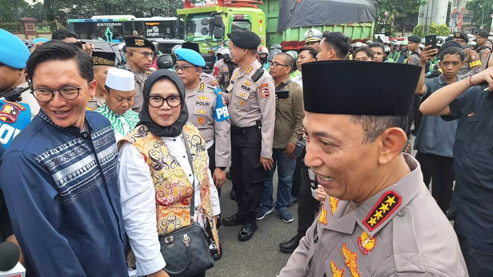Kapolri bagi-bagi takjil dan buka puasa bersama wartawan, tegaskan media adalah suara publik Kapolri bagi-bagi takjil dan buka puasa bersama wartawan, tegaskan media adalah suara publik