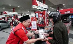 Pertamina Patra Niaga berbagi bingkisan takjil Ramadan di SPBU