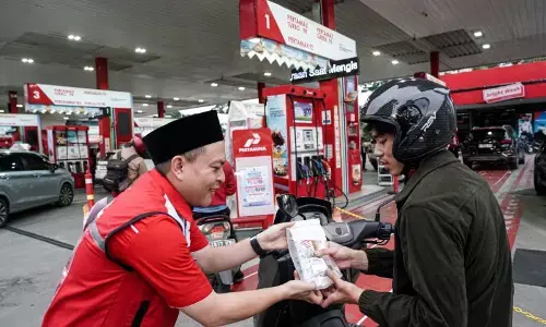 Pertamina Patra Niaga berbagi bingkisan takjil Ramadan di SPBU Pertamina Patra Niaga berbagi bingkisan takjil Ramadan di SPBU
