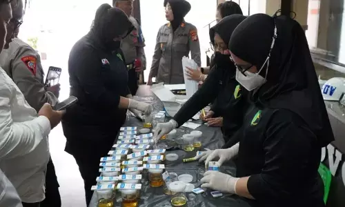 Polres Jaksel tes urine personelnya untuk cegah penyalahgunaan narkoba Polres Jaksel tes urine personelnya untuk cegah penyalahgunaan narkoba