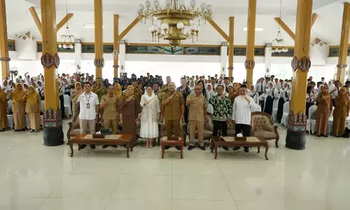 Perkuat literasi keuangan syariah sejak dini, OJK Kediri edukasi pelajar SMP di Ngawi