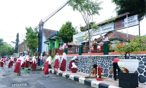 Antusias warga Kota Magelang ikut aksi bersih serentak HPSN 2026 Antusias warga Kota Magelang ikut aksi bersih serentak HPSN 2026