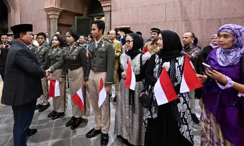 Diaspora Indonesia sambut kedatangan Presiden Prabowo di Abu Dhabi Diaspora Indonesia sambut kedatangan Presiden Prabowo di Abu Dhabi