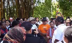 Guru-guru di Papua demo tuntut Tunjangan Profesi ke-13 dibayarkan Guru-guru di Papua demo tuntut Tunjangan Profesi ke-13 dibayarkan