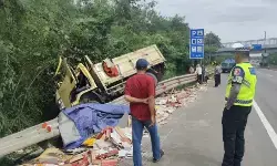 Diduga sopir mengantuk, truk muatan keramik laka tunggal di Tol Cipularang