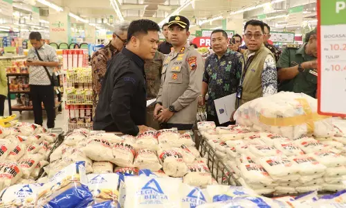 Forkopimda tinjau harga dan stok sembako jelang lebaran di Kabupaten Tegal