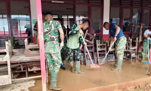 TNI AD bersihkan dua sekolah dari lumpur pasca bencana di Sumut