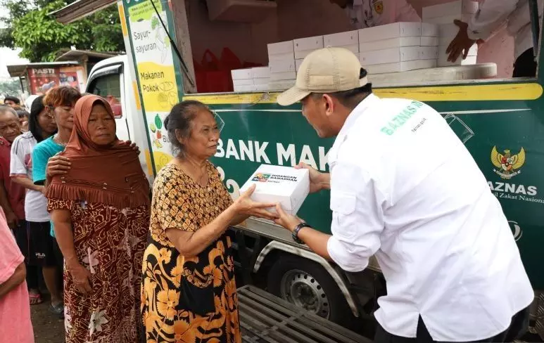 Baznas RI bagikan 400 paket makanan buka puasa untuk pemulung di Tebet Baznas RI bagikan 400 paket makanan buka puasa untuk pemulung di Tebet