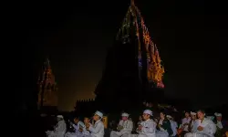 Ketika 1.008 cahaya dipa dan irama damaru warnai malam Candi Prambanan