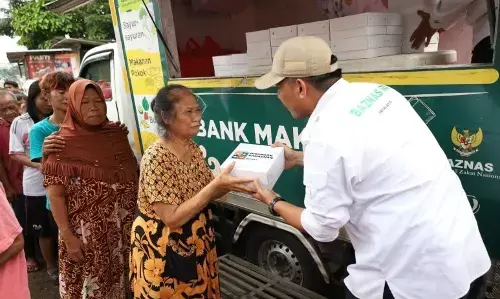 Baznas RI bagikan 400 paket makanan buka puasa untuk pemulung di Tebet
