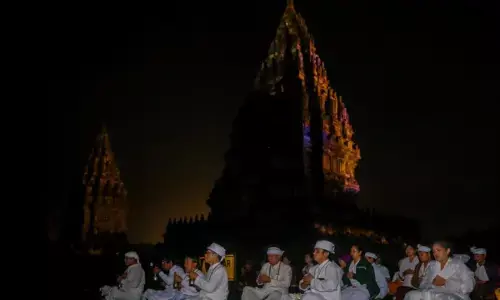 Ketika 1.008 cahaya dipa dan irama damaru warnai malam Candi Prambanan