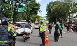 Polantas amankan lalu lintas saat puncak perayaan Imlek Nasional Polantas amankan lalu lintas saat puncak perayaan Imlek Nasional