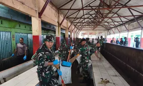 Kodim 1702-Polres Jayawijaya gotong royong bersihkan pasar Wouma