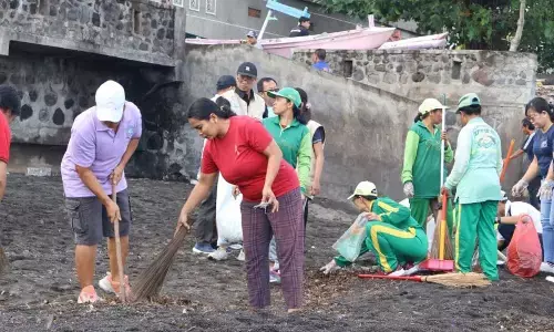 Ribuan warga Buleleng memungut sampah pesisir pantai Ribuan warga Buleleng memungut sampah pesisir pantai