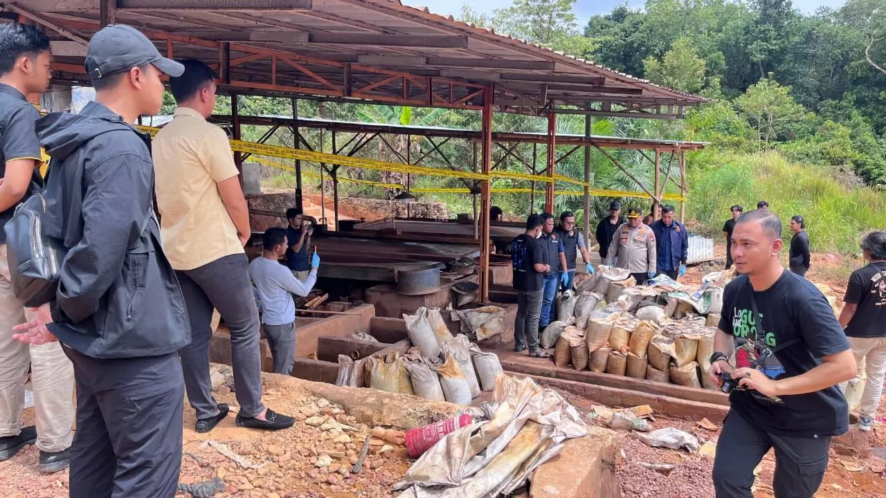 Polri bongkar penambangan ilegal dan penyelundupan pasir timah ke Malaysia, 7 tersangka diamankan Polri bongkar penambangan ilegal dan penyelundupan pasir timah ke Malaysia, 7 tersangka diamankan