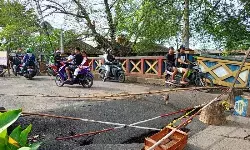 Belum sepekan, jembatan di Cipayung amblas lagi setelah diperbaiki Belum sepekan, jembatan di Cipayung amblas lagi setelah diperbaiki
