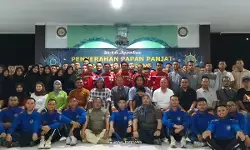 Blue Ocean Akademi Maritim Suaka Bahari Cirebon serahkan papan panjat dinding