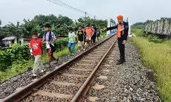 Jangan `ngabuburit` di jalur kereta api, bahaya!!!