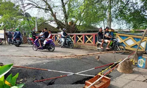 Belum sepekan, jembatan di Cipayung amblas lagi setelah diperbaiki