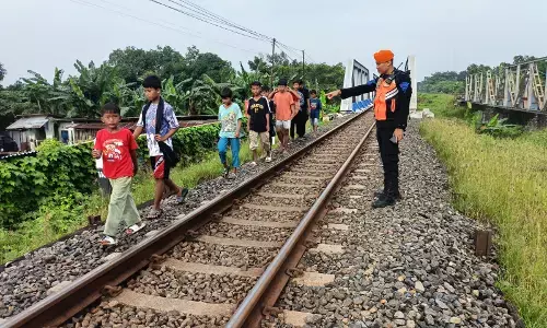 Jangan `ngabuburit` di jalur kereta api, bahaya!!!