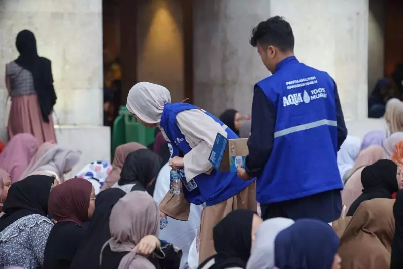 AQUA bagikan 100 ribu air mineral dan takjil untuk jamaah Istiqlal AQUA bagikan 100 ribu air mineral dan takjil untuk jamaah Istiqlal