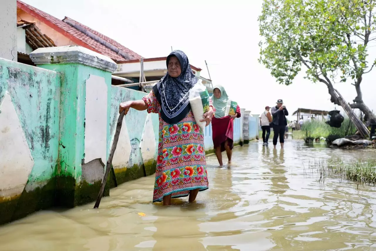 BAZNAS RI salurkan Beras Zakat Fitrah kepada warga terdampak banjir rob Bekasi BAZNAS RI salurkan Beras Zakat Fitrah kepada warga terdampak banjir rob Bekasi