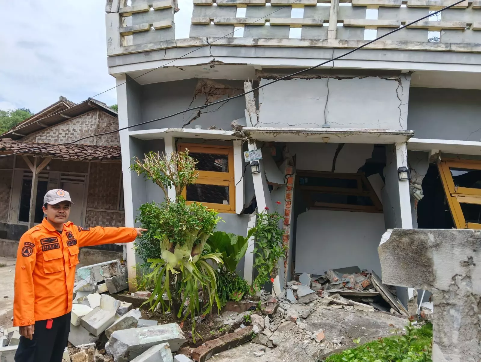 Pergerakan tanah rusak puluhan rumah di Bantargadung, warga mengungsi Pergerakan tanah rusak puluhan rumah di Bantargadung, warga mengungsi