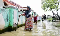 BAZNAS RI salurkan Beras Zakat Fitrah kepada warga terdampak banjir rob Bekasi