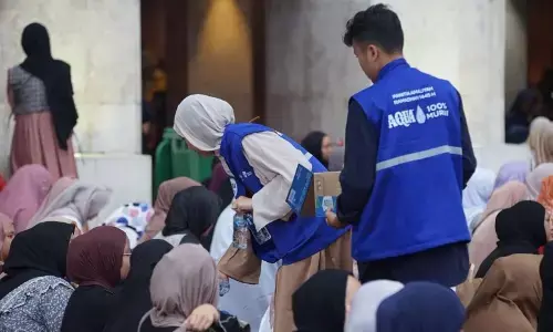 AQUA bagikan 100 ribu air mineral dan takjil untuk jamaah Istiqlal AQUA bagikan 100 ribu air mineral dan takjil untuk jamaah Istiqlal