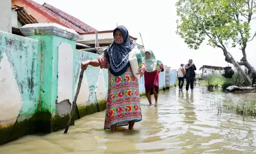 BAZNAS RI salurkan Beras Zakat Fitrah kepada warga terdampak banjir rob Bekasi BAZNAS RI salurkan Beras Zakat Fitrah kepada warga terdampak banjir rob Bekasi