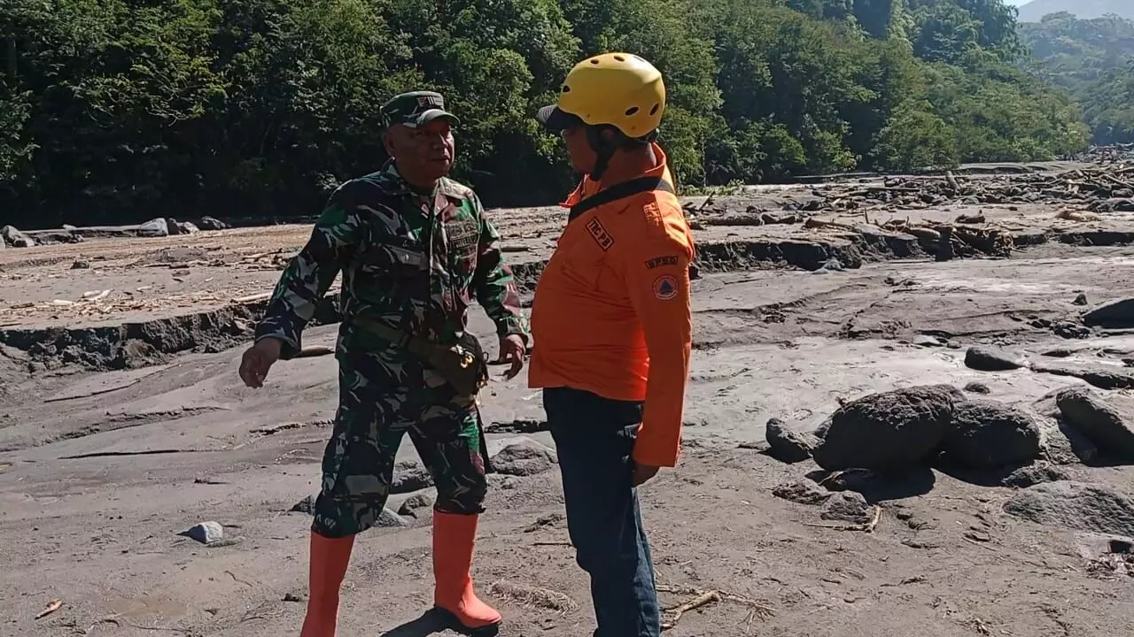Banjir lahar dingin Merapi di Sungai Senowo, empat orang meninggal dunia Banjir lahar dingin Merapi di Sungai Senowo, empat orang meninggal dunia