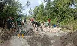 Personel Satgas TMMD Ke-127 Kodim 1514/Morotai pasang mal dan pengecoran drainase di Gotalamo