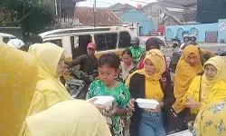 Peduli sesama, HWK DPD Golkar Majalengka sebar nasi kotak jelang buka puasa
