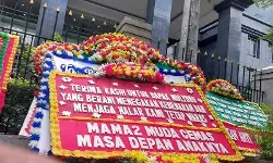 Papan bunga penuhi PN Jakpus, publik apresiasi dissenting opinion hakim Mulyono