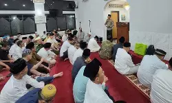 Kapolres Metro Depok hadiri Tarawih keliling di Masjid Jami Al Mukhlishun Sukmajaya Depok