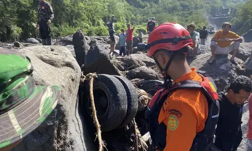 4 penambang terseret lahar dingin di Sungai Senowo, Magelang 4 penambang terseret lahar dingin di Sungai Senowo, Magelang