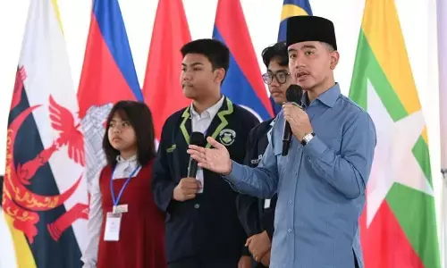 Gibran minta guru dan orang tua kuasai AI di era transformasi digital Gibran minta guru dan orang tua kuasai AI di era transformasi digital