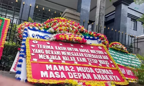 Papan bunga penuhi PN Jakpus, publik apresiasi dissenting opinion hakim Mulyono