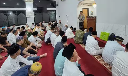 Kapolres Metro Depok hadiri Tarawih keliling di Masjid Jami Al Mukhlishun Sukmajaya Depok Kapolres Metro Depok hadiri Tarawih keliling di Masjid Jami Al Mukhlishun Sukmajaya Depok