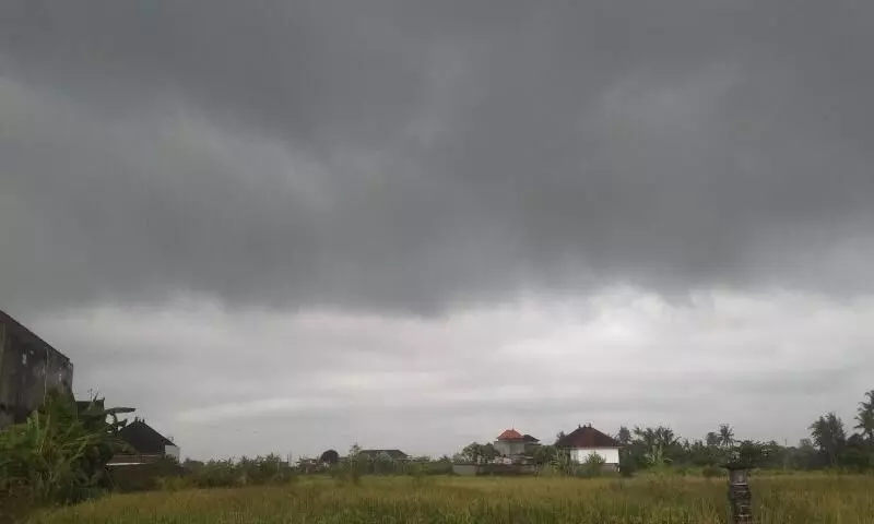 BMKG peringatkan gelombang tinggi 5 meter di laut selatan Bali BMKG peringatkan gelombang tinggi 5 meter di laut selatan Bali